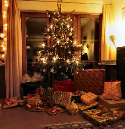 12weihnachtsbaum_geschenke.jpg